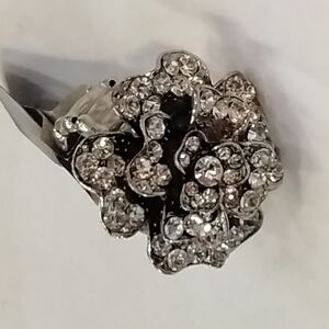Pretty rose crystal rhinestone cocktail silver tone stretch ring OS